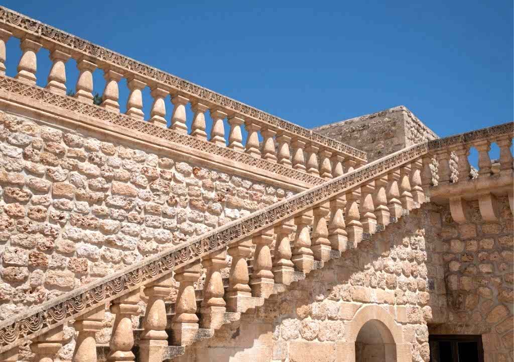 Taşın ve İnancın Fısıltıları: Mardin-Midyat'ın Süryani ve Ezidi Köylerine Bir Yolculuk